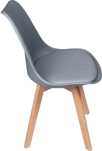 Combinatie van grijs en natuurlijk hout in Scandinavische stijl