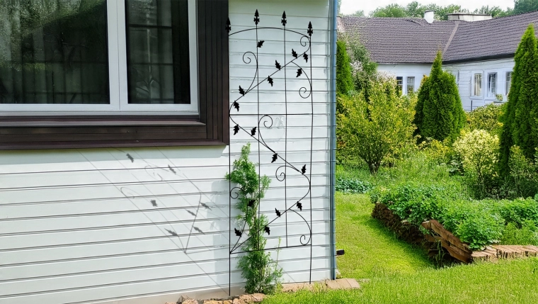 Eenvoudige installatie aan de muur en in de border
