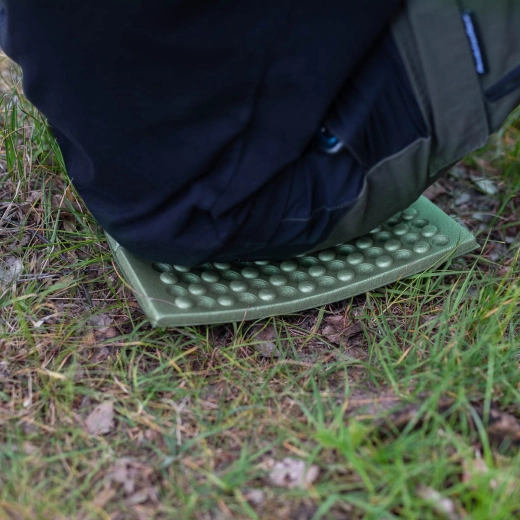 Comfortabel zitten en knielen in het veld