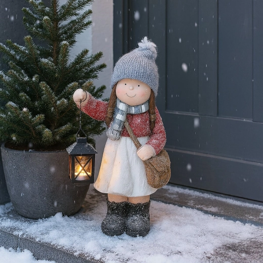 Meisje met lantaarn als opvallende kerstdecoratie