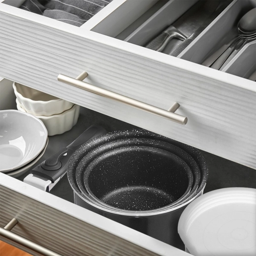 Stapelen bespaart ruimte in de keuken