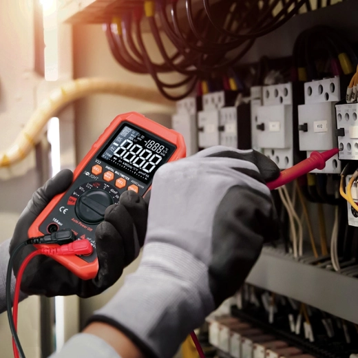 Contactloze spanningsdetectie en CAT III-veiligheid