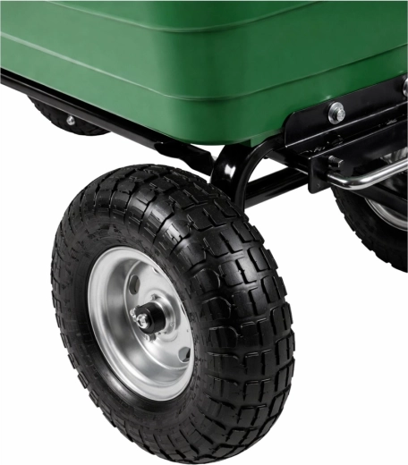 Vier grote pneumatische wielen voor elk terrein