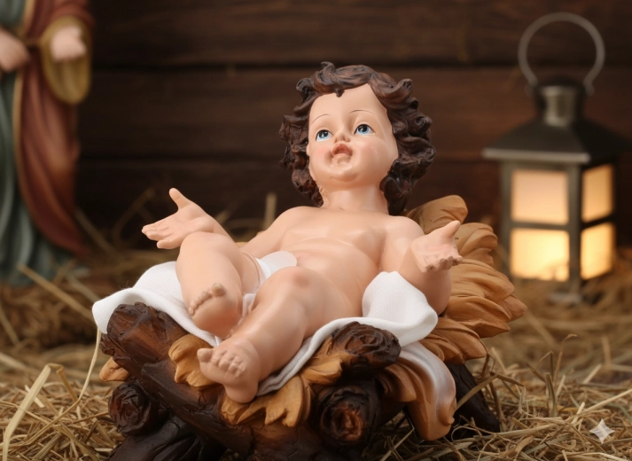 Beeldje van het Jezuskind in de kribbe van polyresin 35 × 22 × 25 cm