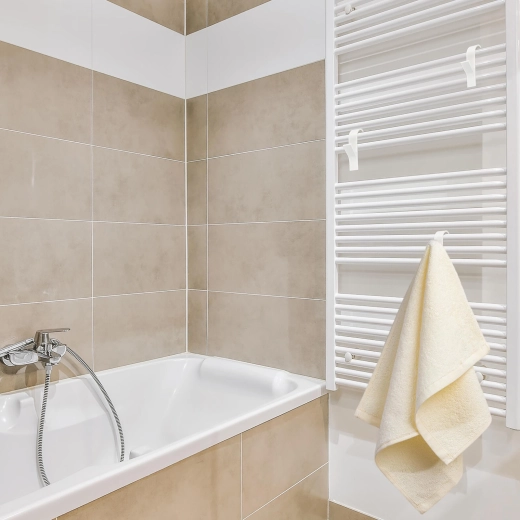 Orde bij de radiator en in de badkamer