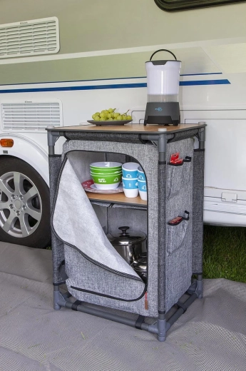 Praktische indeling met legplanken en vakken