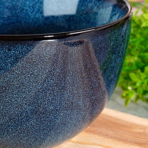 Duurzame steengoedkom met opvallende blauwe glazuur