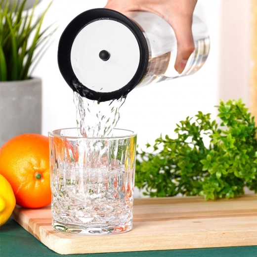 Comfortabel schenken zonder het deksel af te nemen