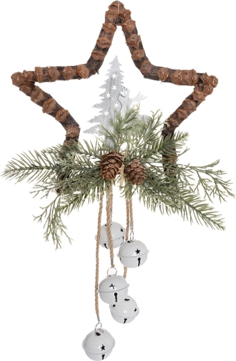 Hangende kerstdecoratie ster met dennentakken, dennenappels en belletjes