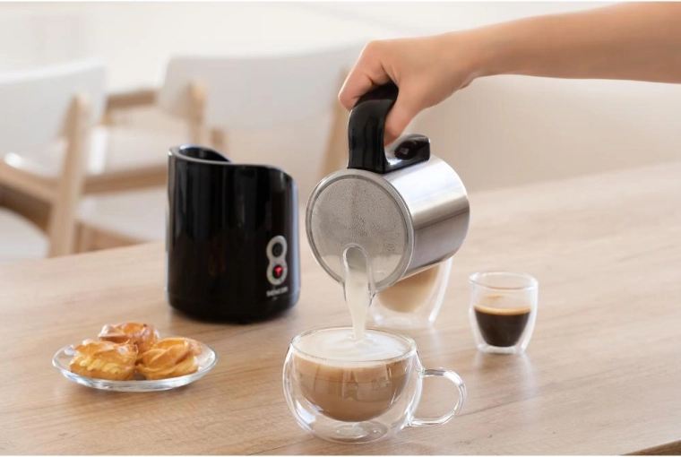 Schuim en warme melk voor favoriete dranken