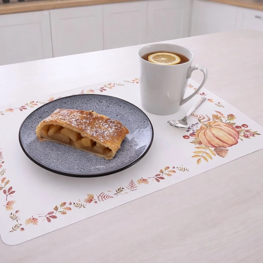 Herfstdecoratie die de tafel gezelliger maakt