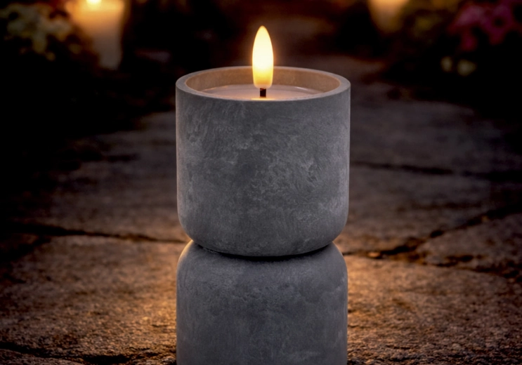 LED-kaars in zandloperstijl met betoneffect 8 × 15 cm