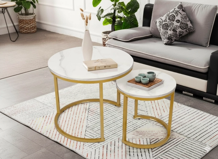 Set van twee ronde salontafels met marmerdecor, goudkleurig metaal