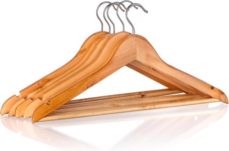 Set van 6 houten kledinghangers