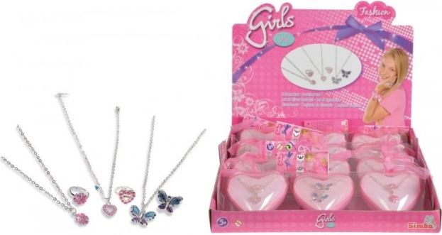 Ring en ketting in hartvormige doos