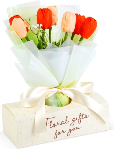 Decoratie van kunsttulpen in een geschenkzak