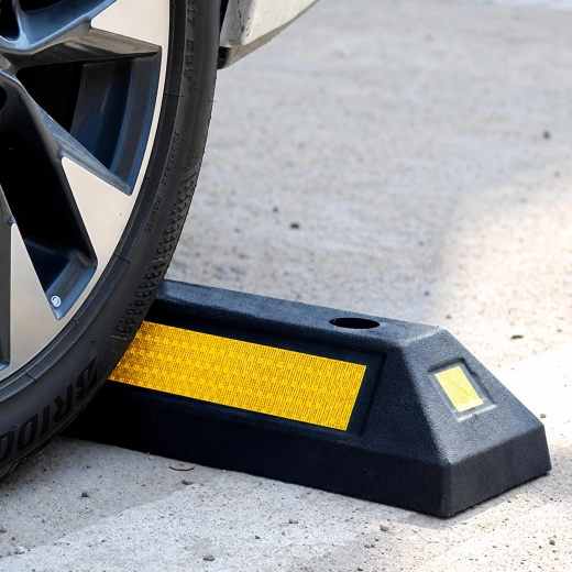 Rubberen parkeerstop 54 cm met reflecterende strepen