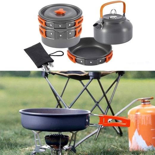 Grote toeristische kampeerset met pannen, koekenpan en waterketel