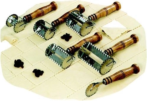 Deegsnijder recht met roestvrijstalen wieltje en houten handvat