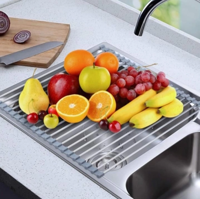 Grijs oprolbaar afdruipmatje voor vaatwerk en groenten