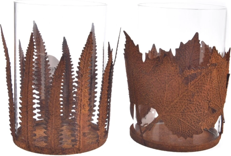 Decoratieve glazen en metalen kandelaar met bladmotief in roestige patina