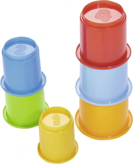 Kleurige plastic bekertjes voor het stapelen