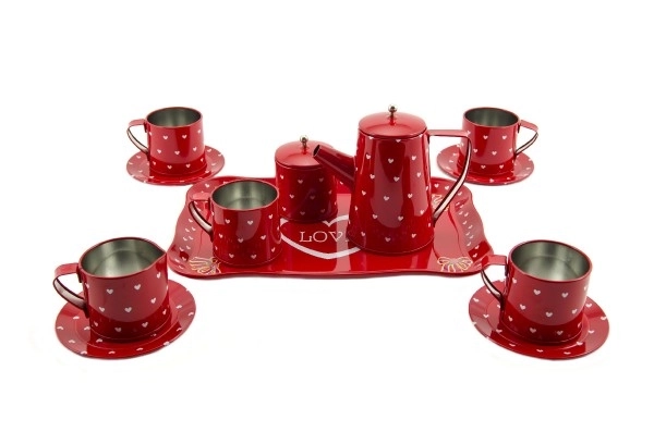 Rood metalen theeservies met hartjes