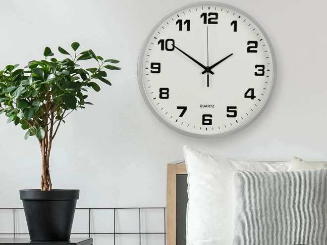 Grote wandklok met stille mechanisme