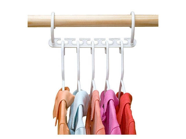 Organizer voor kledinghangers in de kast