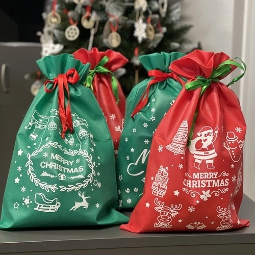 Set van vier kerstcadeautassen
