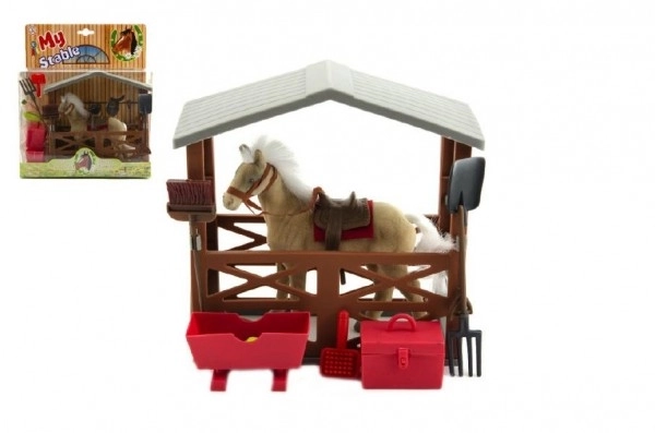 Paard in Stal met Accessoires