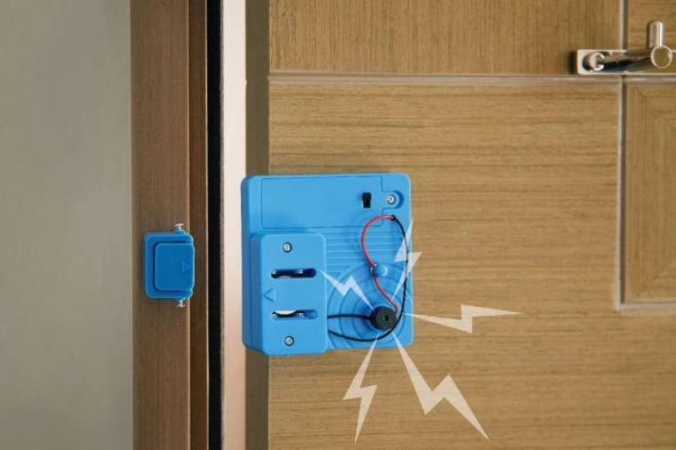 Luid alarm bij het openen van de deur