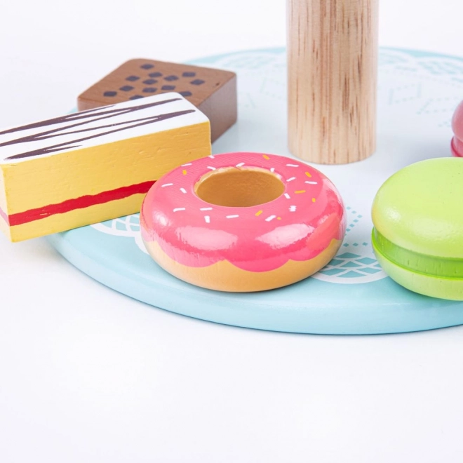 Houten standaard met speelgoedgebakjes