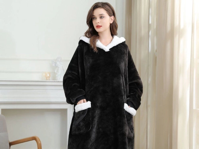 Grote zwarte dekenhoodie met capuchon