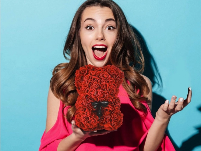 Teddybeer van roze bloemblaadjes in geschenkdoos