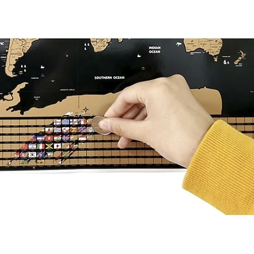 Wereldkaart om te krassen met vlaggen en accessoires