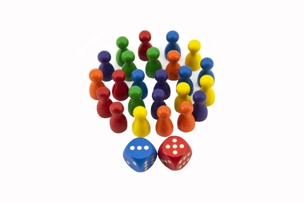 Houten figuurtjes 25mm 24st 6 kleuren+ 2 dobbelstenen gezelschapsspel in zak 7x13cm
