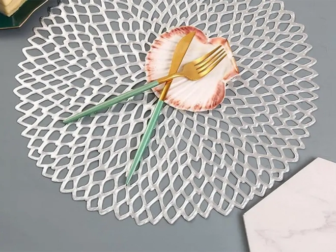 Rond opengewerkt plastic tafelkleed