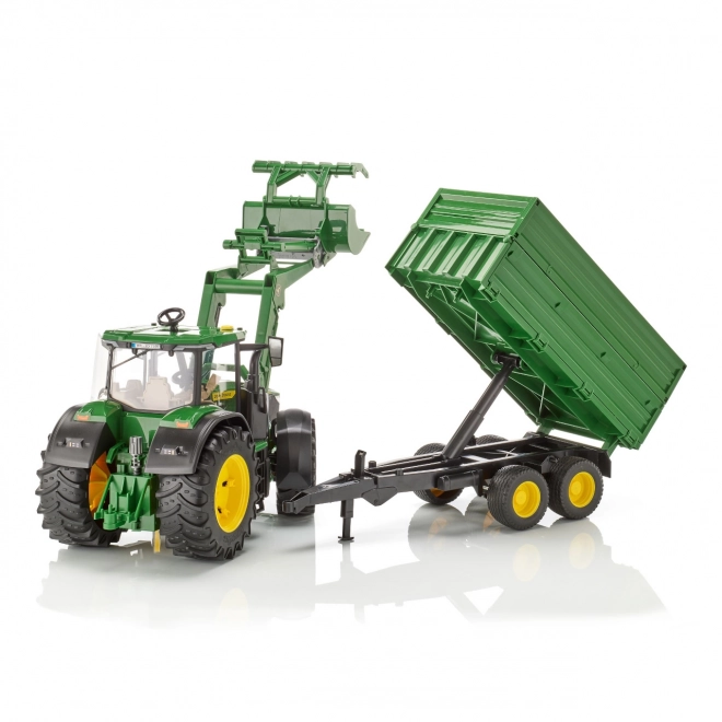 Tractor John Deere 7R met voorlader en aanhanger
