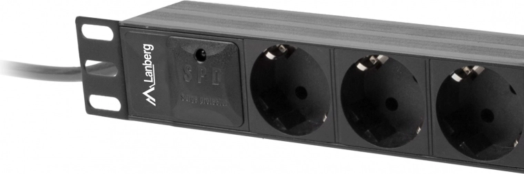 Universele connectiviteit: 3x Schuko en IEC C14-ingang