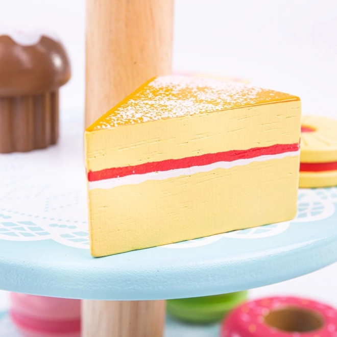 Houten standaard met speelgoedgebakjes