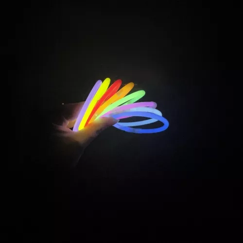 Fluorescerende armbanden en staafjes 100 stuks met connectors