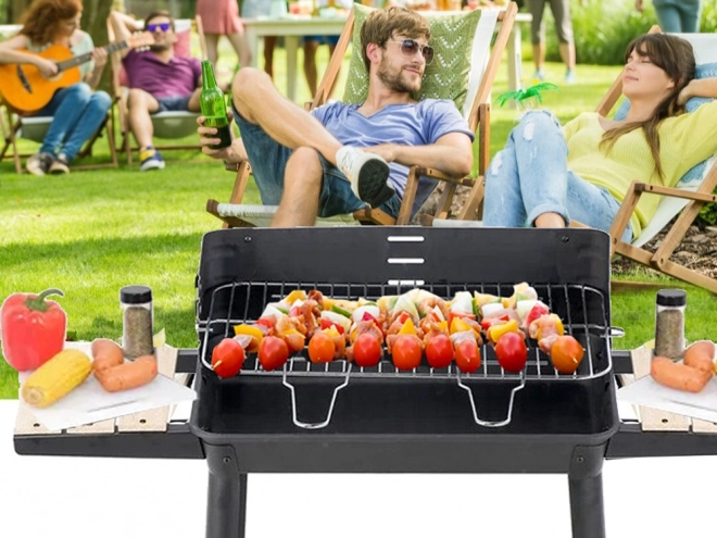 Grote tuinbarbecue op houtskool
