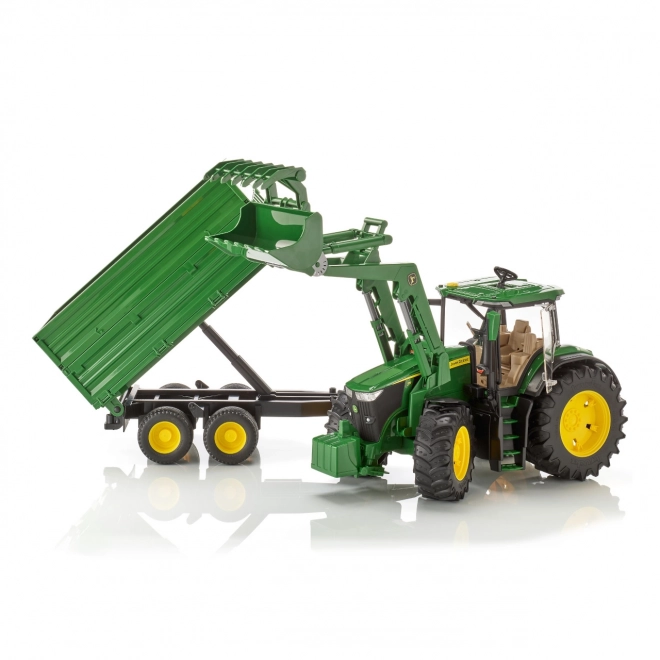 Tractor John Deere 7R met voorlader en aanhanger