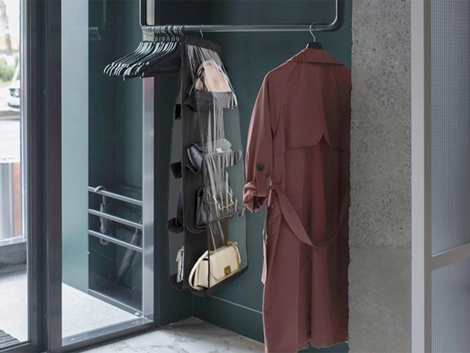 Hangende organizer voor handtassen in de kast