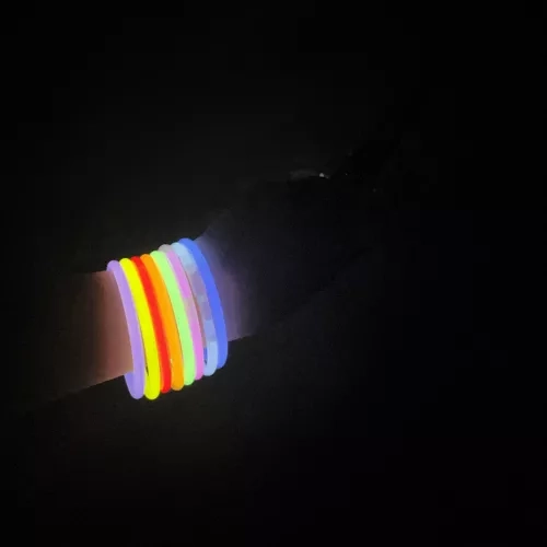 Fluorescerende armbanden en staafjes 100 stuks met connectors
