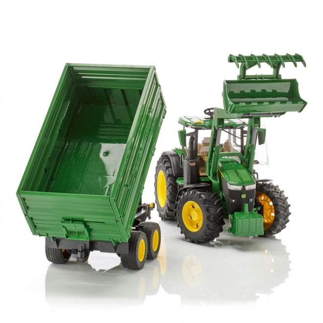 Tractor John Deere 7R met voorlader en aanhanger