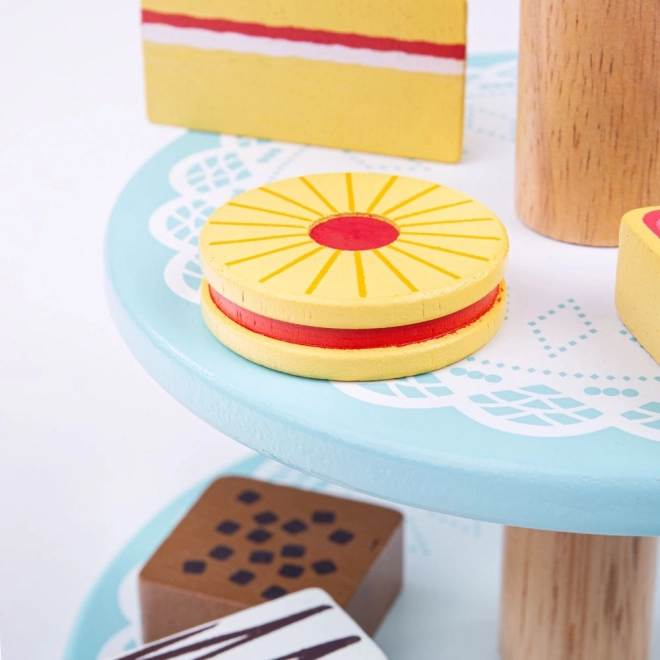 Houten standaard met speelgoedgebakjes