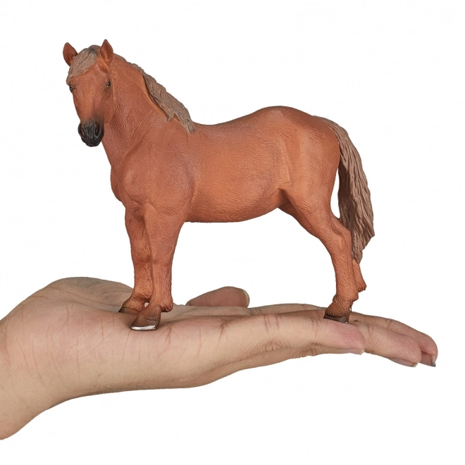 Beeldje van een bruine Suffolk Punch merrie