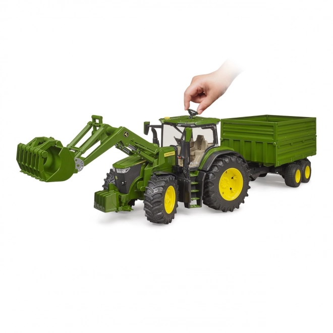 Tractor John Deere 7R met voorlader en aanhanger